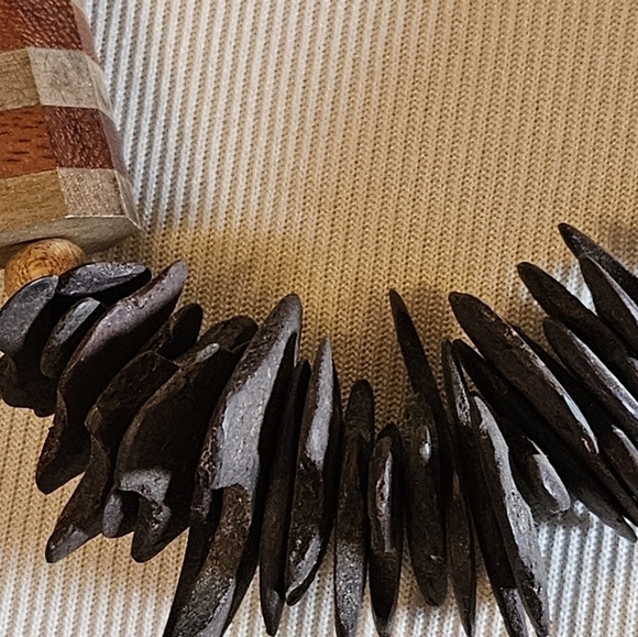 BEAUTIFUL Chunky Wooden Beads statement necklace. - Picture 7 of 8